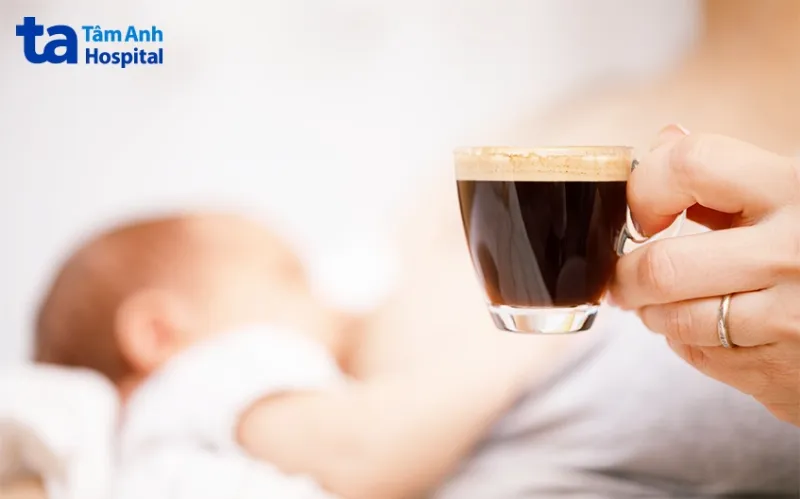 Mẹ nên chế đồ uống có chứa caffeine trong thời gian cho con bú